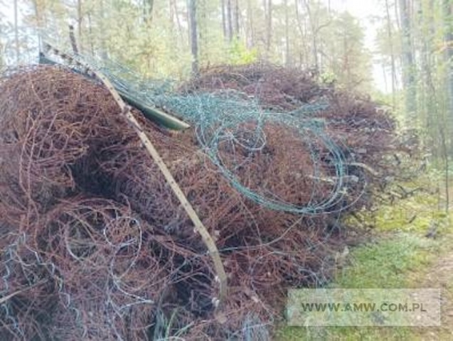 Złom żelaza i stali (w tym: drut kolczasty z ogrodzenia, ogrodzenie z siatki, schron stalowy dł.5,3 m szer.2,5 m oraz inne elementy infrastruktury) (kod odpadu 17 04 05) 